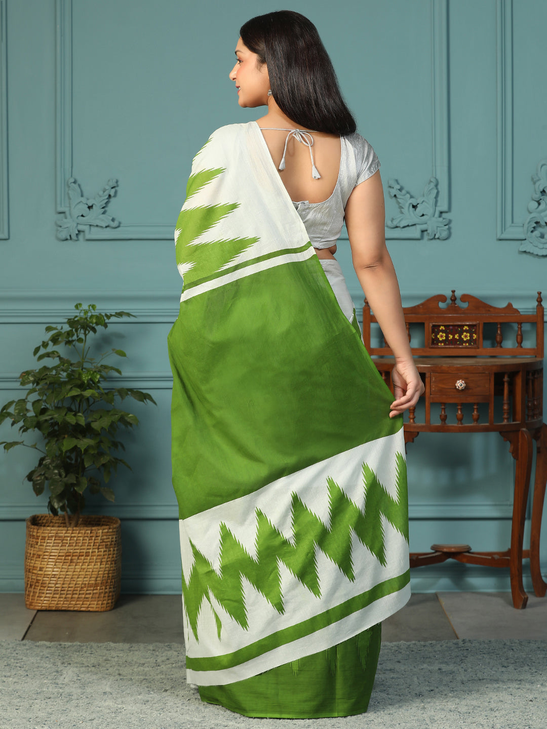 Green and White Traditional Saree with Blouse Piece view 3